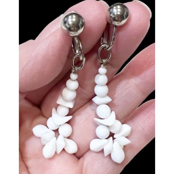 Vintage White Shell Look Dangle Drop Screw Back Earrings - Picture 2 of 5